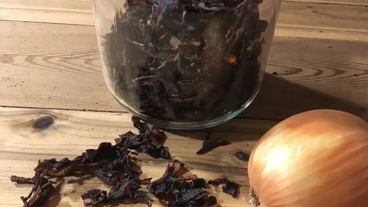 Um frasco de cebolas caramelizadas balsâmicas desidratadas em uma jarra.