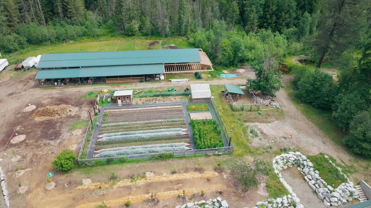 An aerial view of a large barn and homestead.