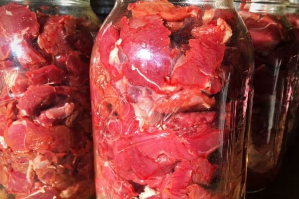 quart sized mason jars filled with raw venison meat.