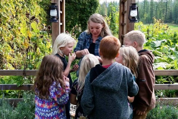 Elderberry-Gummies_Kids_HF A woman handing out elderberry gummies to her children.